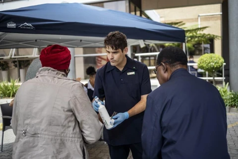 Khử trùng tay tại một cơ sở y tế tại thủ đô Pretoria, Nam Phi. (Ảnh: Trương Phi Hùng/TTXVN)