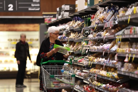 Người dân mua hàng hóa tại siêu thị ở Canberra, Australia ngày 17/3/2020, trong bối cảnh dịch COVID-19 lan rộng. (Ảnh: THX/TTXVN)