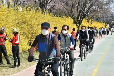 Người dân đeo khẩu trang phòng dịch COVID-19 tại Daegu, Hàn Quốc ngày 22/3/2020. (Ảnh: THX/TTXVN)