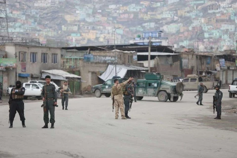 Lực lượng an ninh Afghanistan phong tỏa khu vực đền thờ đạo Sikh-Hindu ở thủ đô Kabul, nơi xảy ra vụ tấn công ngày 25/3/2020. (Ảnh: AP/TTXVN)