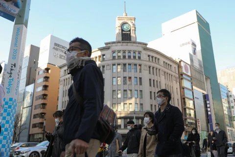 Người dân đeo khẩu trang phòng dịch COVID-19 tại Tokyo, Nhật Bản ngày 6/3/2020. (Ảnh: THX/TTXVN)