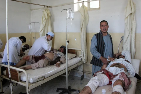 Điều trị cho người bị thương một vụ tấn công bằng bom tại tỉnh Takhar. (Ảnh: AFP/TTXVN)