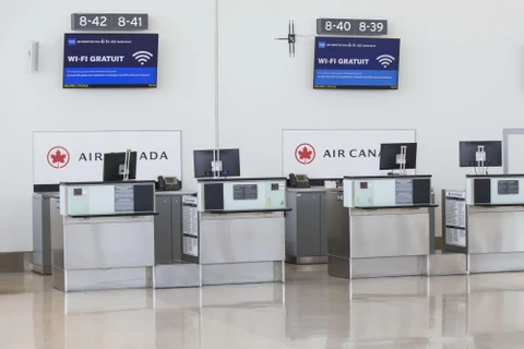 Khu vực làm thủ tục tại sân bay quốc tế Pearson ở Toronto, Canada vắng bóng hành khách do dịch COVID-19 ngày 21/3/2020. (Ảnh: THX/TTXVN)