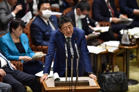 Thủ tướng Nhật Bản Shinzo Abe phát biểu trong phiên họp Ủy ban ngân sách Thượng viện ở Tokyo ngày 27/3/2020. (Ảnh: AFP/TTXVN)