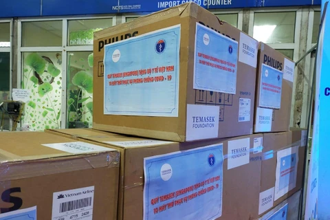 Temasek tặng 10 máy trợ thở, Nestle hỗ trợ dinh dưỡng cho tuyến đầu