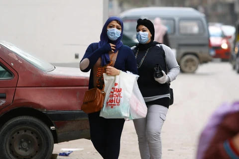Người dân đeo khẩu trang nhằm ngăn chặn sự lây lan của dịch COVID-19 tại Cairo, Ai Cập. (Ảnh: THX/TTXVN)