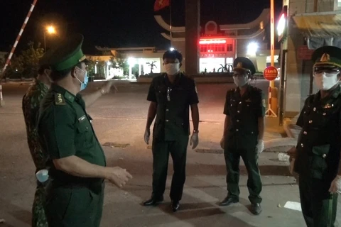 Bộ đội Biên phòng tỉnh Tây Ninh kiểm tra công tác phòng chống dịch COVID-19 tại Cửa khẩu quốc tế Mộc Bài. (Ảnh: Lê Đức Hoảnh/TTXVN)