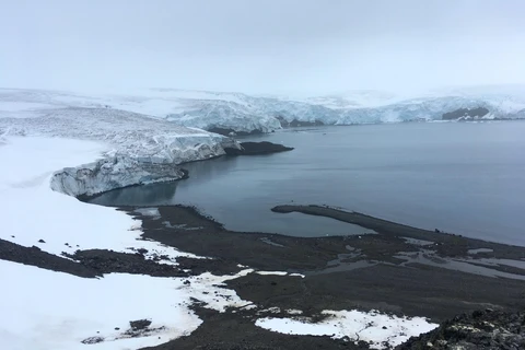 Sông băng Collins tại Nam Cực, ngày 2/2/2018. Diện tích băng tan ở Nam Cực đang gây báo động. (Ảnh: AFP/TTXVN)