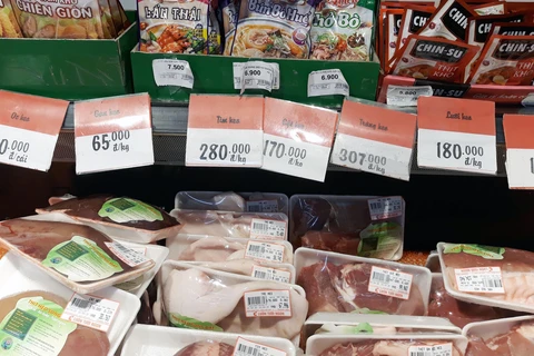 Giá thịt lợn được niêm yết tại siêu thị BigC. (Ảnh: Phương Anh/TTXVN)