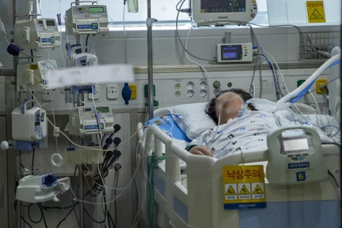 Bệnh nhân mắc COVID-19 được điều trị tại bệnh viện ở Daegu, Hàn Quốc, ngày 19/3/2020. (Ảnh: THX/TTXVN)