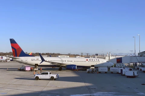 Máy bay của Hãng hàng không Delta Air Lines tại sân bay Milwaukee, Wisconsin, Mỹ. (Ảnh: AFP/TTXVN)