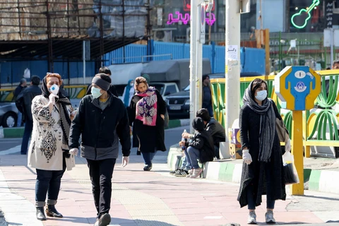 Người dân đeo khẩu trang nhằm ngăn chặn sự lây lan của dịch COVID-19 tại Tehran, Iran ngày 10/3/2020. (Ảnh: AFP/TTXVN)