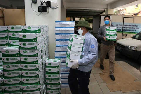 Hơn 20.000 sản phẩm sữa đã được Vinamilk gửi tặng đến các cán bộ, nhân viên, chuyên viên của Viện Vệ sinh dịch tễ Trung ương đang hàng ngày chiến đấu với dịch Covid-19. (Ảnh: PV/Vietnam+)