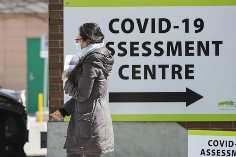 Một người dân đi qua Trung tâm xét nghiệm COVID-19 tại bệnh viện ở Toronto, Canada, ngày 9/4/2020. (Ảnh: THX/TTXVN)
