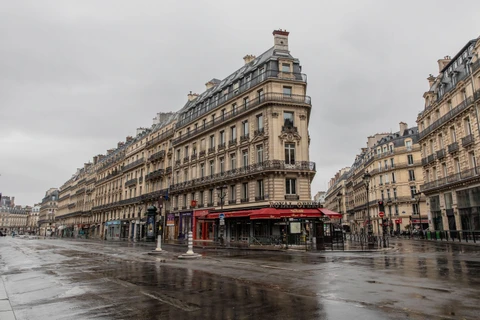 Cảnh vắng vẻ trên đường phố tại Paris, Pháp ngày 6/4/2020 trong bối cảnh dịch COVID-19 lan rộng. (Ảnh: THX/TTXVN)