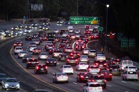 Ôtô di chuyển trên đường phố tại Los Angeles, California, Mỹ, ngày 17/9/2019. (Ảnh: AFP/TTXVN)