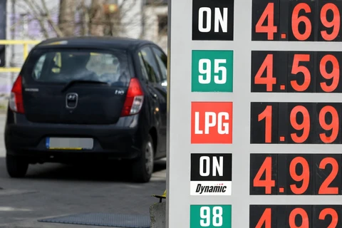 Bảng giá xăng dầu tại trạm xăng ở Rzeszow, đông nam Ba Lan ngày 23/3/2020. (Ảnh: AFP/TTXVN)