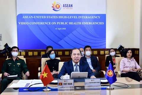 Thứ trưởng Bộ Ngoại giao Nguyễn Quốc Dũng, Trưởng SOM ASEAN-Việt Nam, Chủ tịch Nhóm công tác của Hội đồng Điều phối ASEAN phát biểu tại Hội nghị trực tuyến các quan chức cao cấp liên ngành ASEAN-Mỹ về các tình huống y tế công cộng khẩn cấp ngày 1/4. (Ảnh: