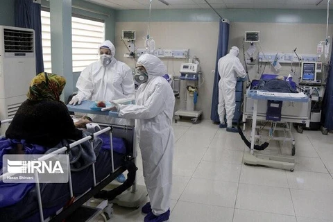 Nhân viên y tế chăm sóc bệnh nhân mắc COVID-19 tại một bệnh viện ở Qom, Iran. (Ảnh: IRNA/TTXVN)