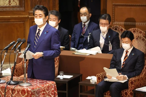 Thủ tướng Nhật Bản Shinzo Abe (trái) phát biểu tại cuộc họp ở Tokyo ngày 7/4/2020. (Ảnh: AFP/TTXVN)