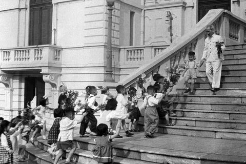 Chủ tịch Hồ Chí Minh đón các cháu thiếu nhi tại Phủ Chủ tịch trong ngày Tết Trung thu năm 1961. (Ảnh: Tư liệu TTXVN)