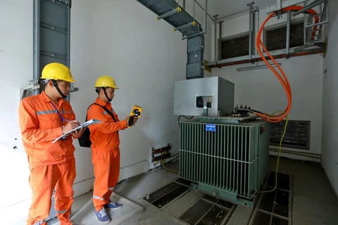 Công nhân công ty Điện lực Bắc Từ Liêm, Hà Nội, kiểm tra kỹ thuật các trạm biến áp. (Ảnh: Ngọc Hà/TTXVN)