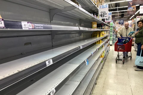 Nhiều gian hàng trống trơn do người dân mua hàng tích trữ tại một siêu thị ở Buenos Aires, Argentina,ngày 15/3/2020. (Ảnh: AFP/TTXVN)