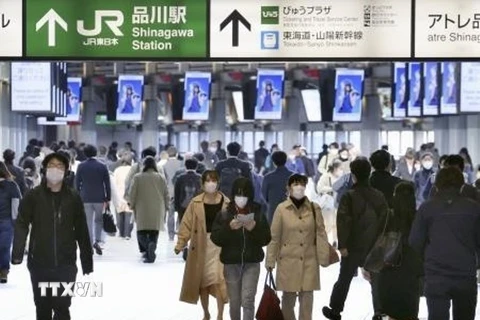Người dân đeo khẩu trang nhằm ngăn chặn sự lây lan của dịch COVID-19 tại một nhà ga ở Tokyo, Nhật Bản ngày 14/4/2020. (Ảnh: Kyodo/TTXVN)