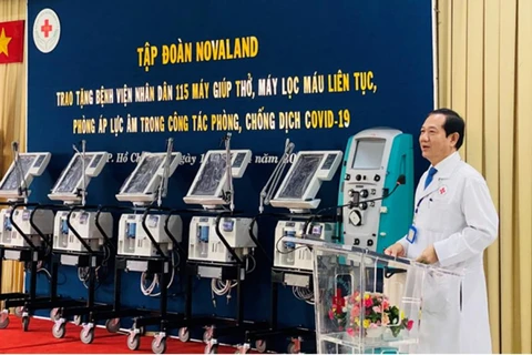 Tiến sỹ-bác sỹ Phan Văn Báu, Giám đốc Bệnh viện Nhân dân 115 chia sẻ về tầm quan trọng của các trang thiết bị y tế hiện đại trong công tác điều trị COVID-19. (Ảnh: CTV/Vietnam+)
