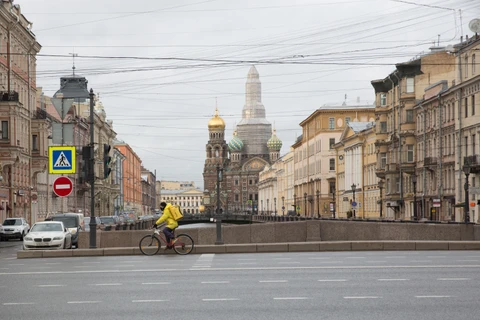 Cảnh vắng vẻ trên một đường phố ở St. Petersburg, Nga. (Ảnh: THX/TTXVN)