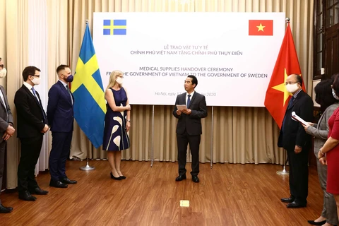 Việt Nam tặng vật tư y tế, hỗ trợ Thụy Điển chống dịch COVID-19. (Ảnh: Văn Điệp/TTXVN)