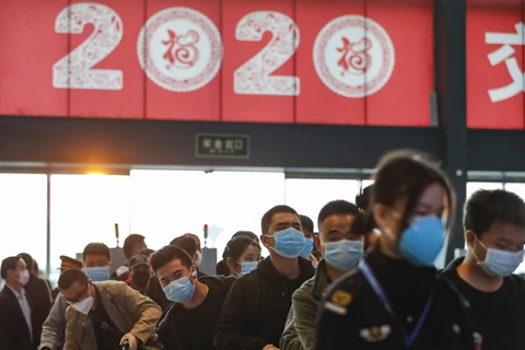 Hành khách xếp hàng chờ lên tàu hỏa tại nhà ga ở Vũ Hán, tỉnh Hồ Bắc, Trung Quốc ngày 8/4/2020 sau khi lệnh phong tỏa do dịch COVID-19 được dỡ bỏ. (Ảnh: THX/TTXVN)
