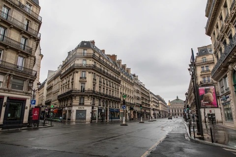 Đường phố Paris trong đại dịch COVID-19. (Ảnh: THX/TTXVN)