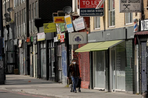 Trong ảnh: Các cửa hàng tại London, Anh, đóng cửa ngày 13/4/2020 trong bối cảnh dịch COVID-19 lan rộng. (Ảnh: THX/TTXVN)