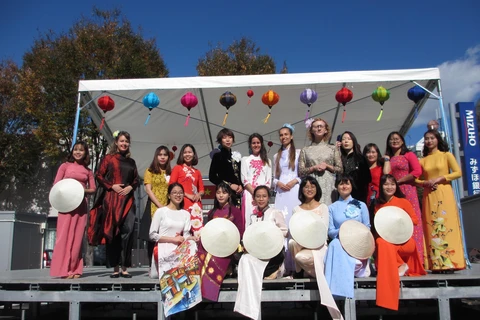 Du học sinh Việt Nam và nước ngoài ở Fukushima trong màn trình diễn áo dài tại Lễ hội Việt Nam 2019. (Ảnh: Đào Thanh Tùng/TTXVN)