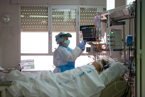 Nhân viên y tế điều trị cho bệnh nhân nhiễm COVID-19 tại bệnh viện ở Alcala de Henares, gần Madrid, Tây Ban Nha ngày 22/4/2020. (Ảnh: AFP/TTXVN)