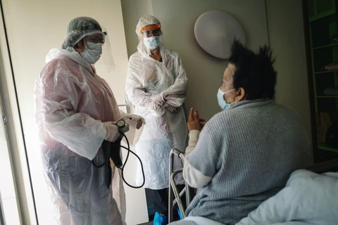 Nhân viên y tế kiểm tra tình trạng bệnh nhân mắc COVID-19 tại một bệnh viện dã chiến ở Chelles, Pháp ngày 22/4/2020. (Ảnh: AFP/TTXVN)
