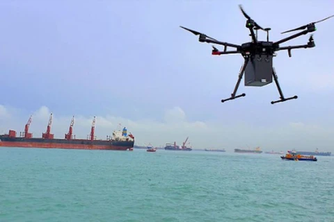 Một chiếc drone vận chuyển 2kg các chất vitamin lên một con tàu ngoài khơi Singapore ngày 19/4. (Nguồn: F-drones)
