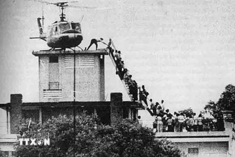 Người Mỹ rời khỏi Việt Nam bằng máy bay trực thăng trên nóc một tòa nhà cách sứ quán Mỹ ở Sài Gòn 500m, ngày 29/4/1975. (Ảnh: Tư liệu/TTXVN phát)