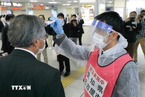 Kiểm tra thân nhiệt để ngăn chặn sự lây lan của dịch COVId-19 tại Nagoya, Nhật Bản, ngày 29/4/2020. (Ảnh: Kyodo/TTXVN)