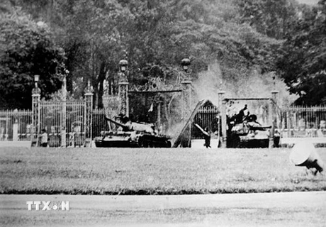 Chiếc xe tăng số hiệu 390 (giữa) thuộc Đại đội 4, Lữ đoàn tăng thiết giáp 203, Quân đoàn 2 - chiếc xe đầu tiên húc đổ cánh cổng Dinh Độc Lập lúc 11 giờ 30 phút ngày 30/4/1975 do nữ phóng viên ảnh chiến trường người Pháp Francoise Demulder chụp. (Ảnh: Fran