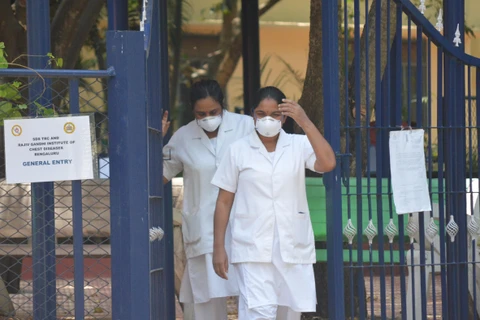 Nhân viên y tế làm việc tại khu vực cách ly dành cho bệnh nhân nhiễm COVID-19 tại Bangalore, Ấn Độ, ngày 12/3. (Ảnh: THX/TTXVN)