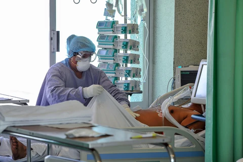 Nhân viên y tế điều trị cho bệnh nhân nhiễm COVID-19 tại Toluca, bang Mexico, Mexico ngày 9/4/2020. (Ảnh: AFP/TTXVN)