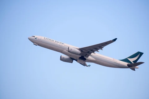Máy bay của Hãng hàng không Cathay Pacific cất cánh từ sân bay quốc tế Hong Kong, Trung Quốc. Ảnh: AFP/ TTXVN 