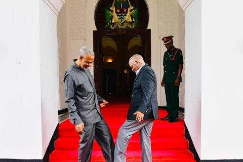 Tổng thống Tanzania John Magufuli và Tổng thư ký Đảng Mặt trận nhân dân đoàn kết Tanzania Seif Sharif Hamad thay nghi thức bắt tay bằng chạm chân nhằm tránh lây nhiễm bệnh viêm đường hô hấp cấp COVID-19. (Ảnh: Phi Hùng/TTXVN)
