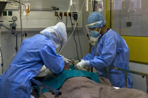 Nhân viên y tế chăm sóc bệnh nhân mắc COVID-19 tại một bệnh viện ở Athens, Hy Lạp, ngày 24/4/2020. (Ảnh: THX/TTXVN)
