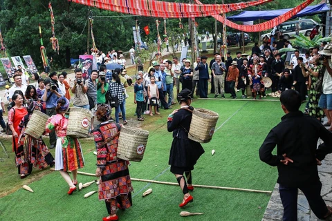 Đồng bào người Mông tái hiện các trò chơi truyền thống tại Làng văn hóa-Du lịch các dân tộc Việt Nam. (Ảnh: Trọng Đạt/TTXVN)