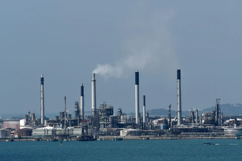 Một cơ sở lọc dầu của Công ty dầu khí Shell ở đảo Bukom, ngoài khơi Singapore. (Ảnh: AFP/TTXVN)