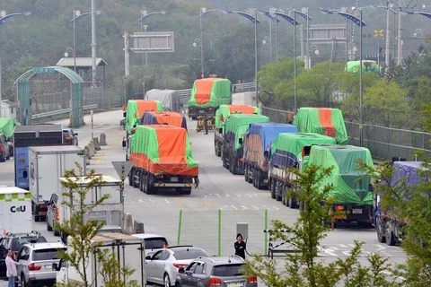 Đoàn xe chở lương thực viện trợ của Hàn Quốc tới Triều Tiên di chuyển qua khu vực cửa khẩu ở Paju (Hàn Quốc) ngày 21/9/2012. (Ảnh: AFP/TTXVN)