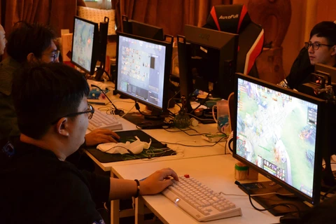 Người dân chơi trò chơi điện tử tại Thượng Hải, Trung Quốc. (Ảnh: AFP/TTXVN)